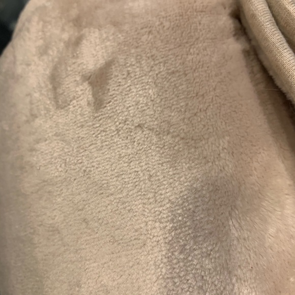 BNWT UGG 50” X 70” Super Soft Blanket - Picture 6 of 7